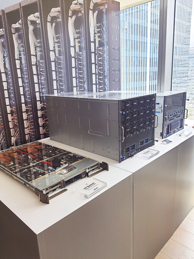 迎广在COMPUTEX 2025展出GB200、B200、B300伺服器，伺服器高度分别为1U、10U、9U，其中GB200（左一）为液冷伺服器。图／李淑惠
