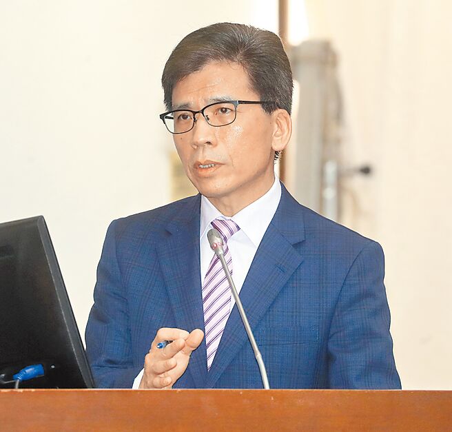 金管会主委彭金隆21日在立法院表示，保险业配发现金股息还在审核程序中，尚未发放者，会请它们审慎思考。（陈君玮摄）
