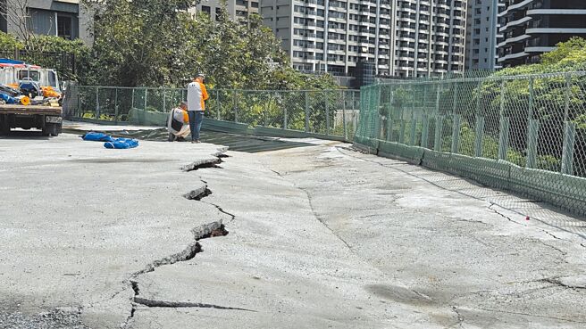 新北市淡水区滨海路一段306巷一处临时停车场未申请即营业，近期被发现停车场铺面大面积裂陷，引发安全疑虑。（民眾提供／张铠乙新北传真）