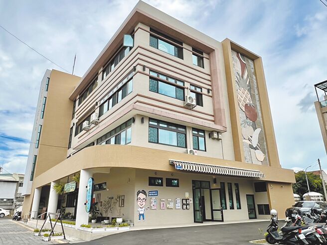 南投市多功能综合大楼21日揭牌，兼具文创卖店、社区集会所及关怀据点、日照中心，就近照顾中兴新村的长辈们。（杨静茹摄）