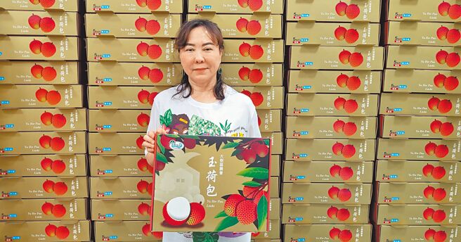 高雄市大树区农会总干事欧幸娟表示，5台斤玉荷包礼盒由去年1200元涨至今年1260元，3台斤礼盒从750元涨至790元，整体订单量比去年大减近5成。图为5台斤玉荷包礼盒。（林雅惠摄）