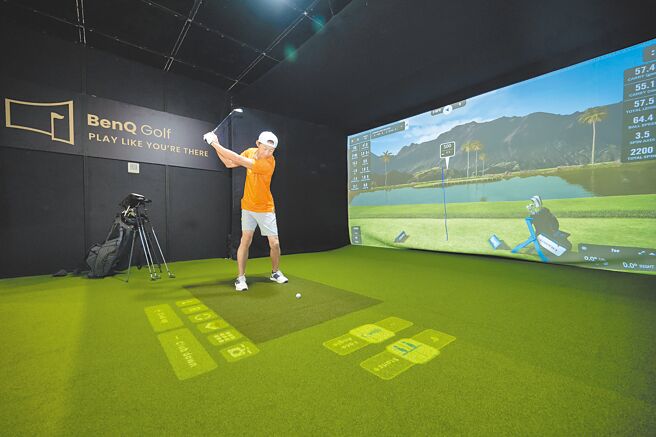 专业高尔夫教练李东晁于COMOPUTEX现场体验BenQ的AI高尔夫解决方案。（BenQ提供）