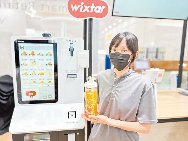 BenQ集团旗下的WiXtar星益欣开发AI点餐机，消费者可透过3种语言进行点餐，节省人力与减低出错机率。（古明弘摄）