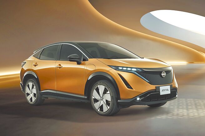 NISSAN ARIYA（见图）自上市以来，持续荣获国内外各大奖项，日前摘下2025年「Taiwan Car Of The Year车讯风云奖」并勇夺「年度风云车」及「最佳进口中型电动车」双料大奖。（裕隆日产提供）