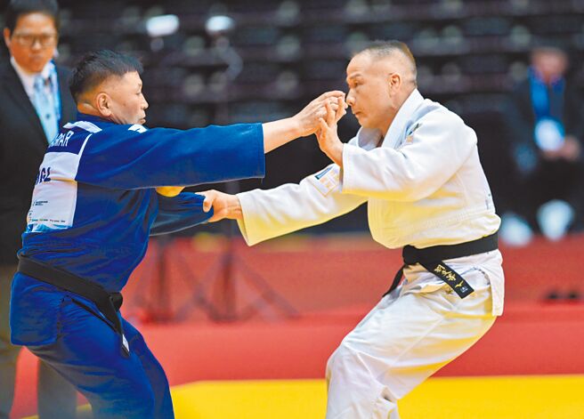 台湾柔道教练刘文等（右）21日摘下柔道55至59岁组男子73公斤级金牌。（郭吉铨摄）