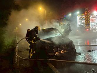 金門深夜火燒車濃煙竄天  警消5車12人搶救幸無人傷