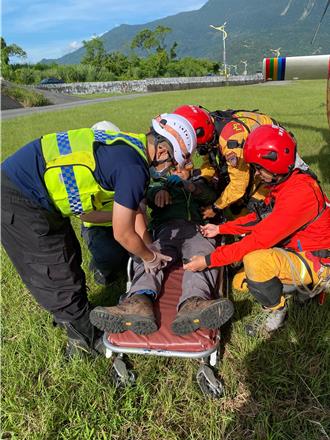 男山友攀奇萊東陵突發高山症腦水腫  空勤直升機吊掛送醫
