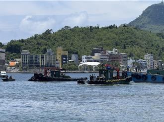 快訊》旗津工作船翻覆2人落水  1人獲救1人失聯搜救中