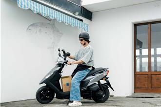 郭泓志出包！包偉銘騎車救援 大客車飛嘯「險象環生」