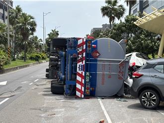 桃園觀音甲苯化學槽車連撞6車翻覆   大量易燃物外洩封路警戒