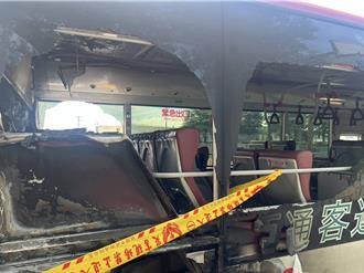 公車引擎室疑機械故障 突然竄火燒到剩骨架