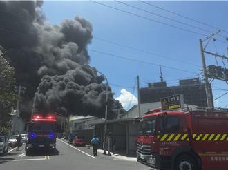 仁武塑胶工厂大火黑烟狂窜 环保局开罚了