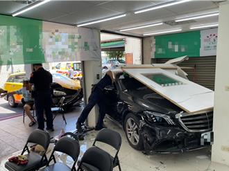 78歲翁開賓士轉彎太慢！碰撞小黃又衝進民宅 波及屋內老婦