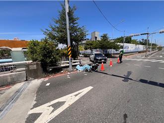 騎機車自撞號誌桿 高雄男騎士噴飛慘死