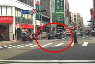 重慶南路「轎車暴衝片」曝光！78歲翁高速猛撞 騎士、行人驚恐四散 