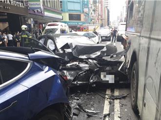 三峽車禍翻版！78歲翁紅燈亮8秒無煞車直衝    穿越大批行人撞4車