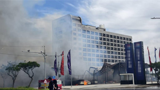 桃園大園銷售中心驚傳火警！濃煙竄天 警消緊急灌救