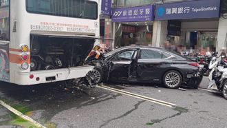 快讯》重庆南路「轿车暴衝」酿8伤！ 78岁翁从没考过驾照