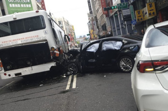 78岁翁驾车暴衝！北市重庆南路撞公车 8伤者伤势曝光