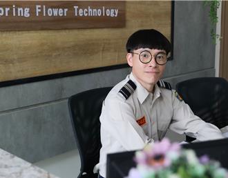 游小白開心圓夢「當保全」！感性喊話：阿嬤在天上看得到我了