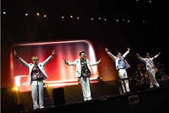 冰球乐团唱一半爆意外！团长用贝斯打到鼓手 晕眩画面流出