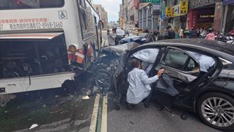重慶南路駕車暴衝！78歲董座「4次違規紀錄」 黑歷史曝光