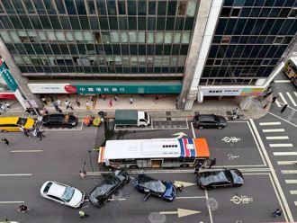 78歲董座無照撞6車釀8傷 妻稱尪有國際駕照「台灣很難考」