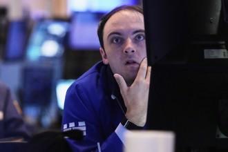 川普拋2震撼彈 美股狂瀉400點！蘋果跌逾2％ 歐洲銀行股重挫