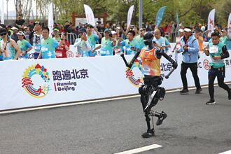 全球首次人機共跑 機器人2時40分衝線