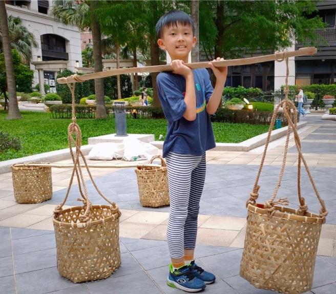 提醒有加入文化部「台語家庭」，可掃描QR Code累積學習點數。（新北市立十三行博物館提供）