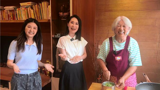 小CALL(左)透露婆婆(右)昔因痛風身體不適。(年代提供)