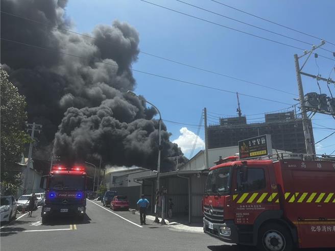 高雄市仁武區一處塑膠工廠23日上午發生嚴重火警，大量濃煙直竄天際。（警方提供／洪浩軒高雄傳真）