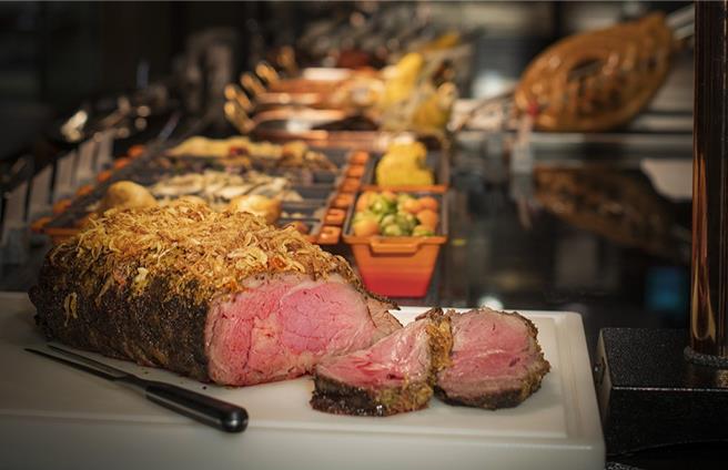 「遠東Café」自助餐廳周末下午茶10客套組，每組10張優惠價9880元，平均每客988元，是原價的7折好康。（台北遠東香格里拉提供）