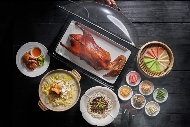 「神仙乾坤燒鵝四吃券」適合4至6人享用，平假日皆適用，旅展限定優惠價3999元，是原價的78折。（六福旅遊集團提供）