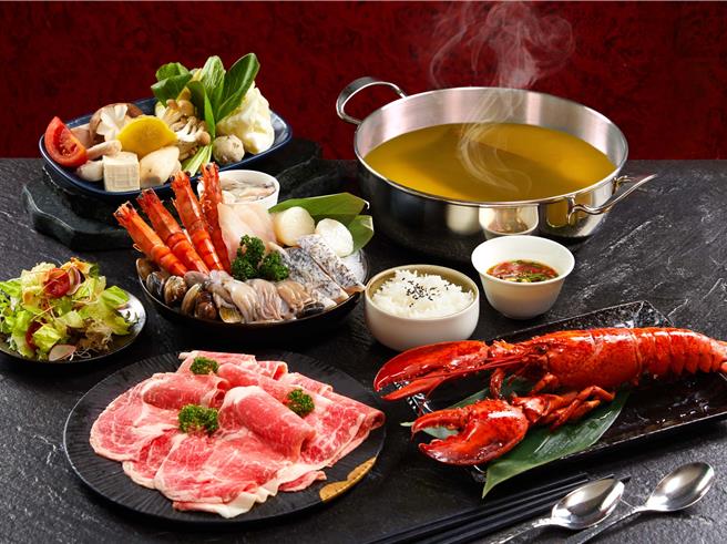 「Asia49」亞洲料理及酒廊推出「豪華龍蝦海陸火鍋雙人套餐」，優惠價下殺6折，餐券每張2299元。（Mega50餐飲及宴會提供）