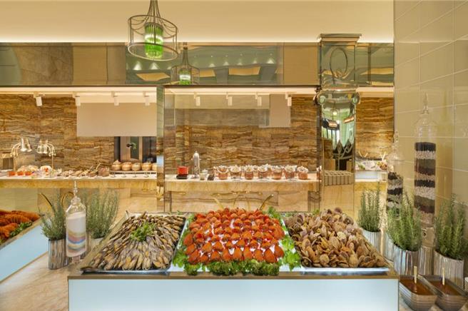 「森林」自助百匯餐廳推出平日午晚餐券買7送1、假日下午餐券買7送1優惠，最低8316元起。（THE LIN林酒店提供）