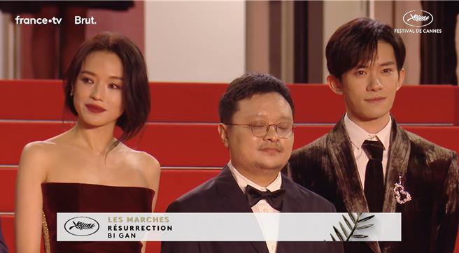 舒淇（左起）、導演畢贛以及易烊千璽當地時間22日出席《狂野時代》首映，走上坎城影展紅毯。（截自坎城影展官方YT）