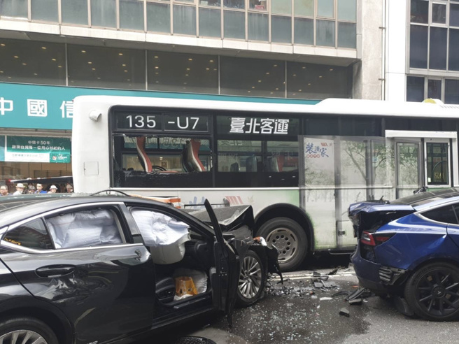 重庆南路自小客擦撞3自小客及1公车，现场一片凌乱。(民眾提供)