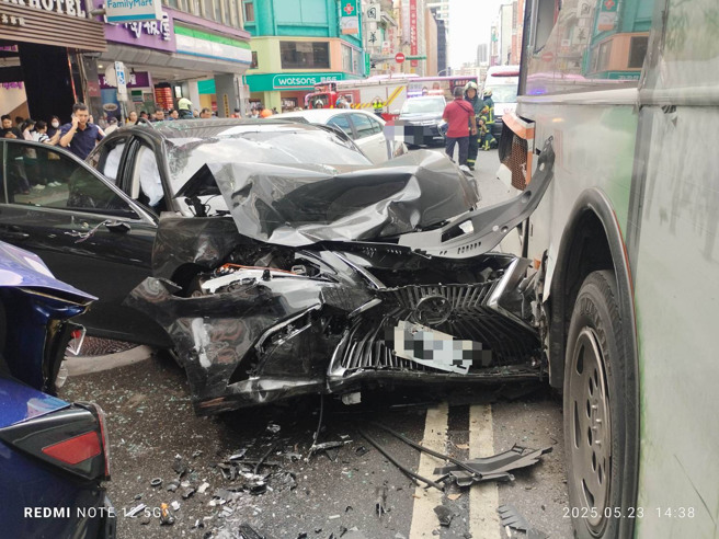 黑色轿车车头烂毁。（萧宥彤翻摄）