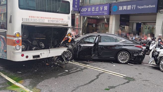 重庆南路自小客擦撞3自小客及1公车，现场一片凌乱。（图／翻摄画面)