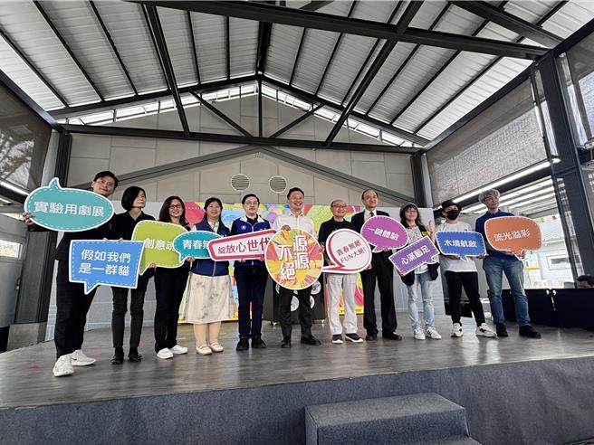 桃園市中原文創營區23日辦「源源不絕」2025創意畢業季，匯集桃園市8所學校、203位學生，展出以設計、藝術、數位媒體應用等創造力科系，展現新（心）世代源源不絕的創作能量。(廖姮玥攝)