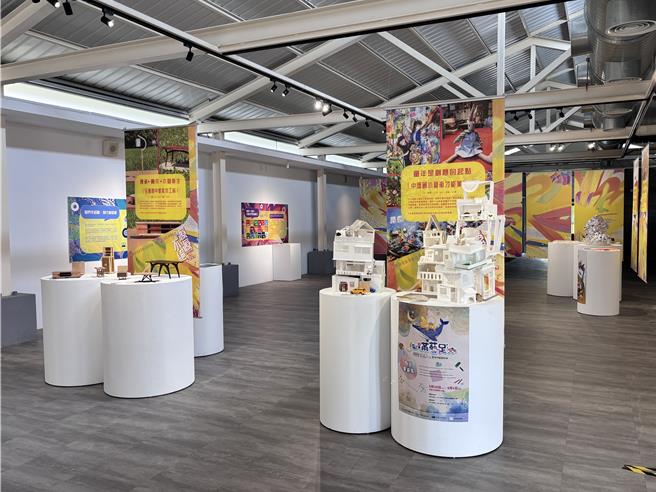 桃園市中原文創營區23日辦「源源不絕」2025創意畢業季，匯集桃園市8所學校、203位學生，展出以設計、藝術、數位媒體應用等創造力科系，展現新（心）世代源源不絕的創作能量。(廖姮玥攝)