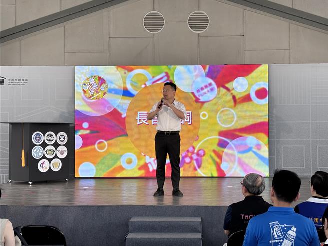 桃園市中原文創營區23日辦「源源不絕」2025創意畢業季，匯集桃園市8所學校、203位學生，展出以設計、藝術、數位媒體應用等創造力科系，展現新（心）世代源源不絕的創作能量。(廖姮玥攝)