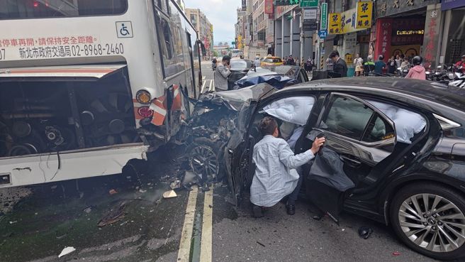 78岁董座驾车行经北市重庆南路时，疑脚踏垫卡油门失控暴衝，共造成8人受伤。（图／民眾提供）