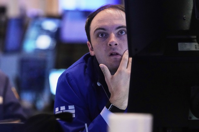 受到美國總統川普威脅要對非美國製造蘋果手機課25%關稅、對歐盟貨物課50%關稅重大消息影響，美股23日開盤重挫。（美聯社）