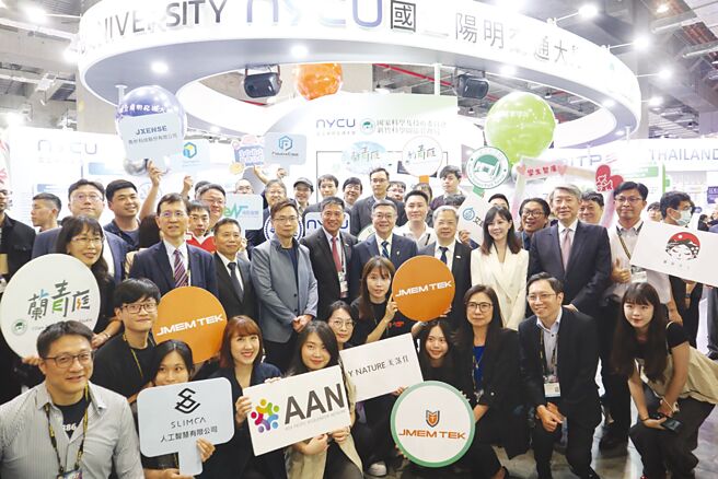 行政院院長卓榮泰率部會長官參訪新創館。圖／竹科園區管理局提供