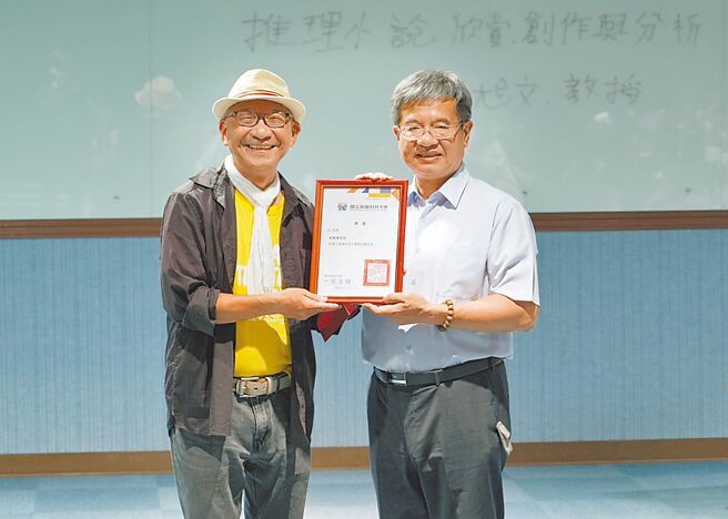 高科大校长杨庆煜（右）颁赠聘书及感谢状予驻校艺术家余振球导演（左），感谢他今年为高科大校园注入丰沛艺术能量。图／高科大提供