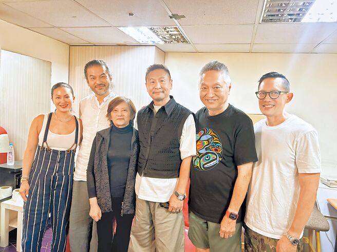 张世（右三）在《搜查瑠公圳》映后与饰演角色「赵志升」原型人物柳哲生一家相见欢。（伯乐影业提供）