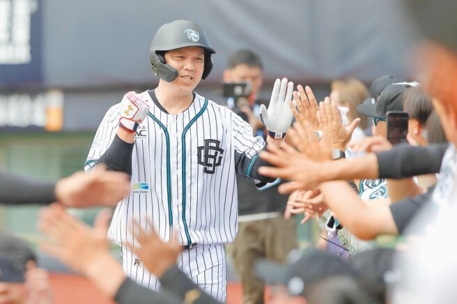 周思齐领军的Goatbros山羊兄弟队出战日本甲子园大师队，周思齐代打上场，挥出全垒打墙前的高飞牺牲打，送回队友。（黄世麒摄）