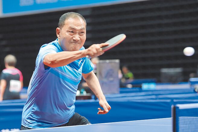 新北市长侯友宜在桌球比赛过程中频频杀球，展现想赢球的企图心。（黄世麒摄）